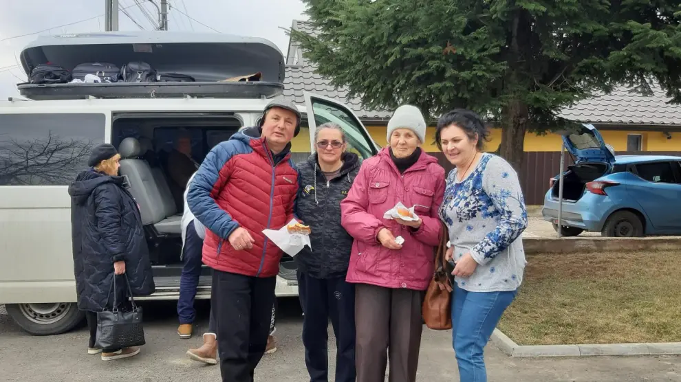 Serhiy con su madre y parte de los voluntarios de Rumania.