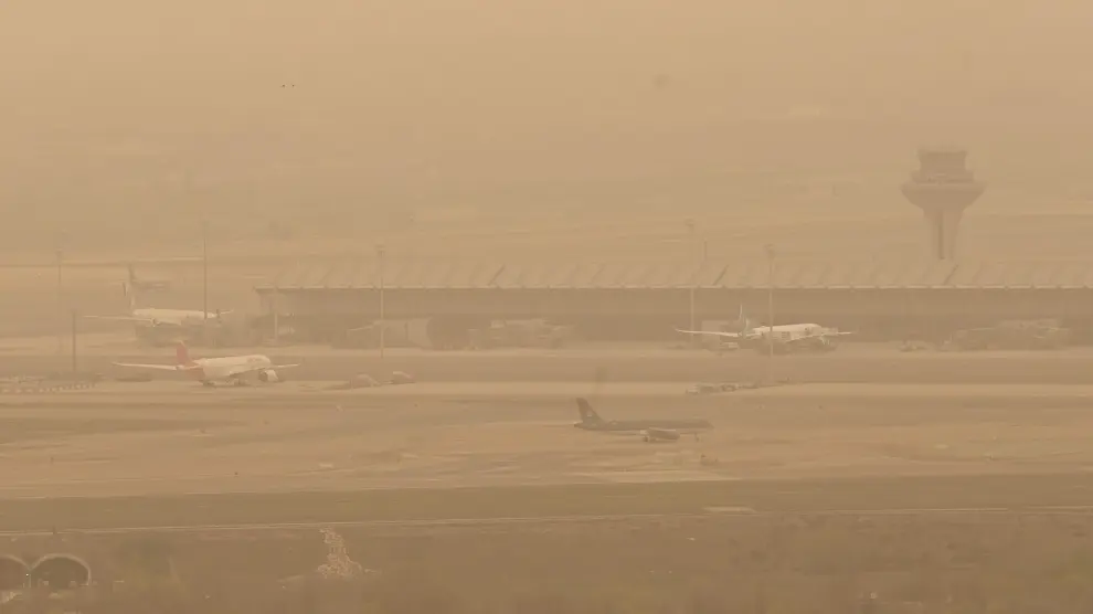 El aeropuerto Adolfo Suárez- Madrid Barajas de la capital cubierto por el polvo procedente del desierto norteafricano del Sáhara.
