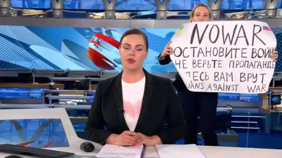 Momento en la que la activista rusa contra la guerra interrumpe durante los informativos.