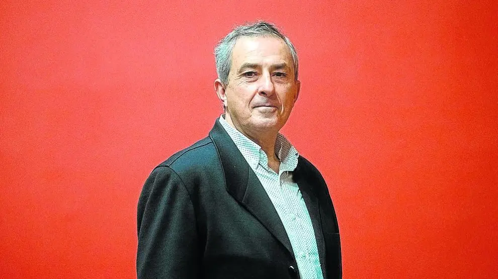 Agustín Domingo, catedrático de Filosofía de la Universidad de Valencia, en la sede de Ibercaja en Zaragoza.
