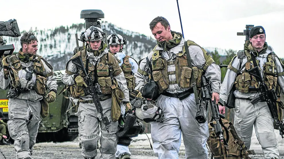 Soldados de las Fuerzas Armadas de Noruega participan en un ejercicio militar junto a tropas de la Alianza Atlántica