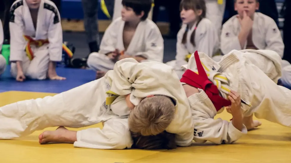 En el deporte, cada judoka trata de voltear a su oponente cuando se encuentra de pie o de dominar y controlar su cuerpo cuando se lucha en el suelo.