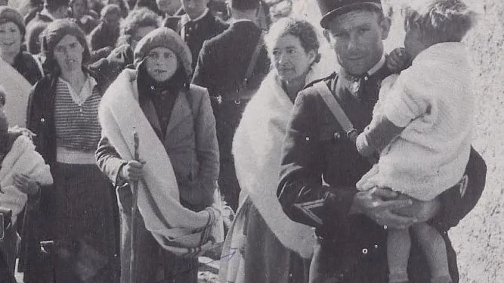 Un grupo de aragoneses, tras pasar a Francia huyendo de la Guerra Civil, el 8 de abril de 1938.