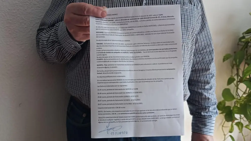Justino N., un zaragozano jubilado, muestra la reclamación interpuesta con ayuda de la OCU para la cancelación de una supuesta "deuda" con Endesa de 158 euros.
