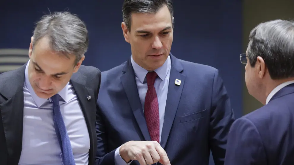 Pedro Sánchez con el primer ministro griego este viernes en Bruselas