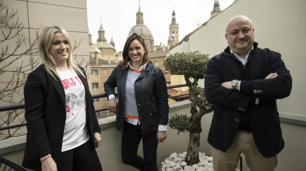 De izquierda a derecha, Laura, Tamara y Daniel Lardiés en una de las terrazas con vista al Pilar del SanValero Boutique Hotel.