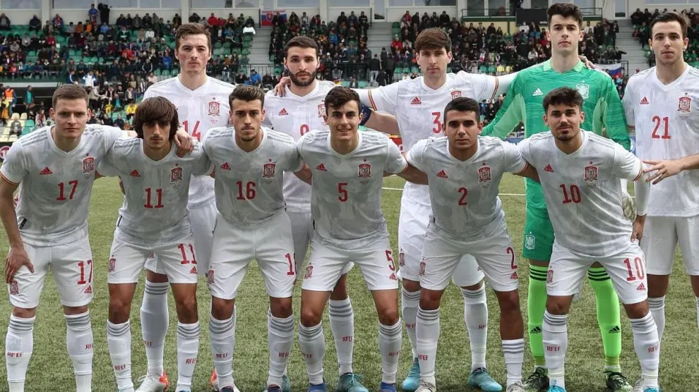 La selección española sub-21, con Francés en el centro -abajo- con el número 5, antes de empezar el partido de esta tarde en Zilina (Eslovaquia).
