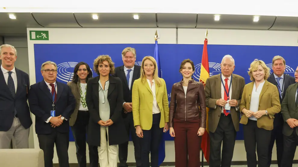 La presidenta de la Comunidad de Madrid, Isabel Díaz Ayuso (c), asiste a una reunión con europarlamentarios españoles del Partido Popular Europeo (PPE), este martes en el Parlamento Europeo en Bruselas.