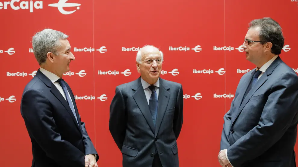 Víctor Serrano, José Luis Aguirre y Francisco Serrano, este miércoles en la sede de Ibercaja.