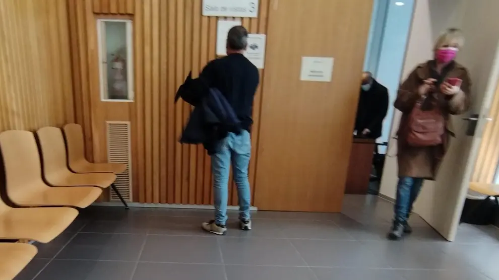 El acusado, de espaldas, a la salida de la sala de vistas de la Audiencia de Zaragoza.