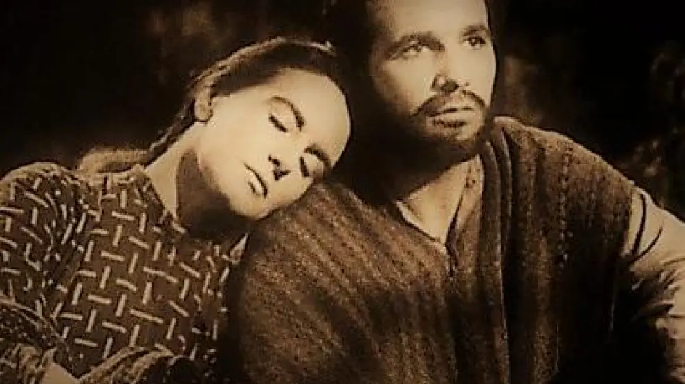 Paco Rabal interpreta al padre Nazario. En la imagen, con su compañera de reparto Marga López (Beatriz en el filme).