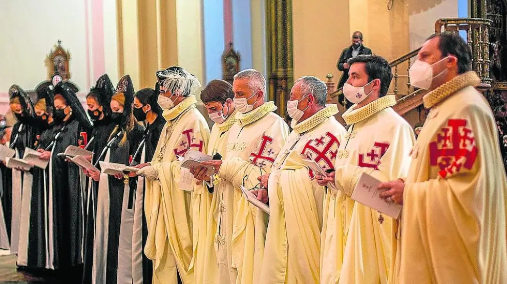 Los nuevos caballeros y damas del Santo Sepulcro durante su nombramiento en la basílica, este sábado.