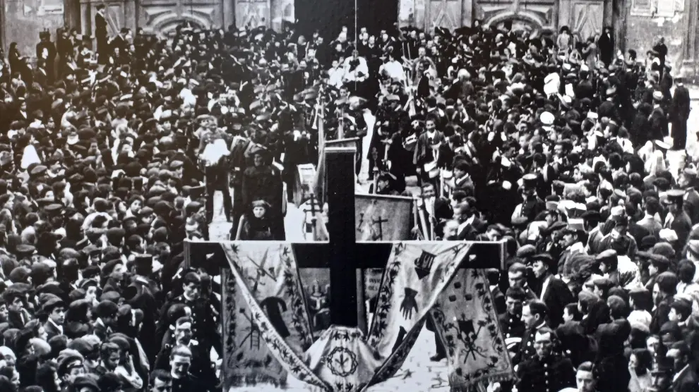 Primer plano de la Cruz con la Sábana Santa, allá por 1906.
