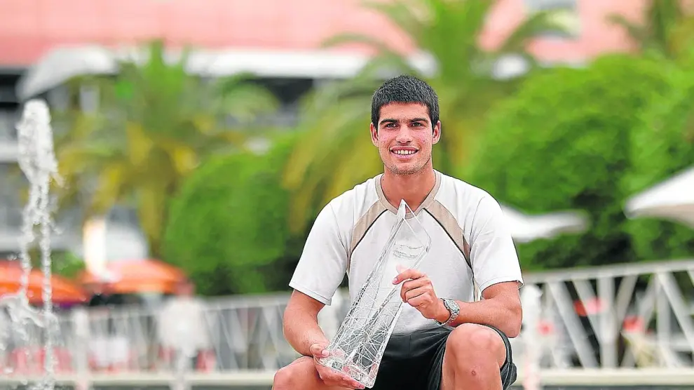 El tenista Carlos Alcaraz posa con el trofeo de Miami, conquistado el pasado domingo