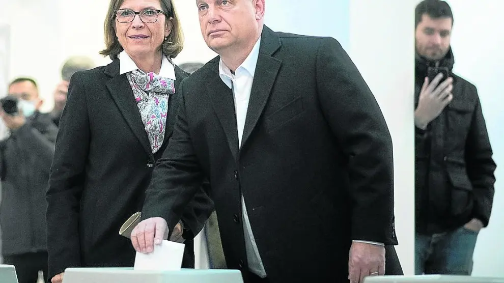 Viktor Orban emite su voto junto a su esposa, Aniko Levai.