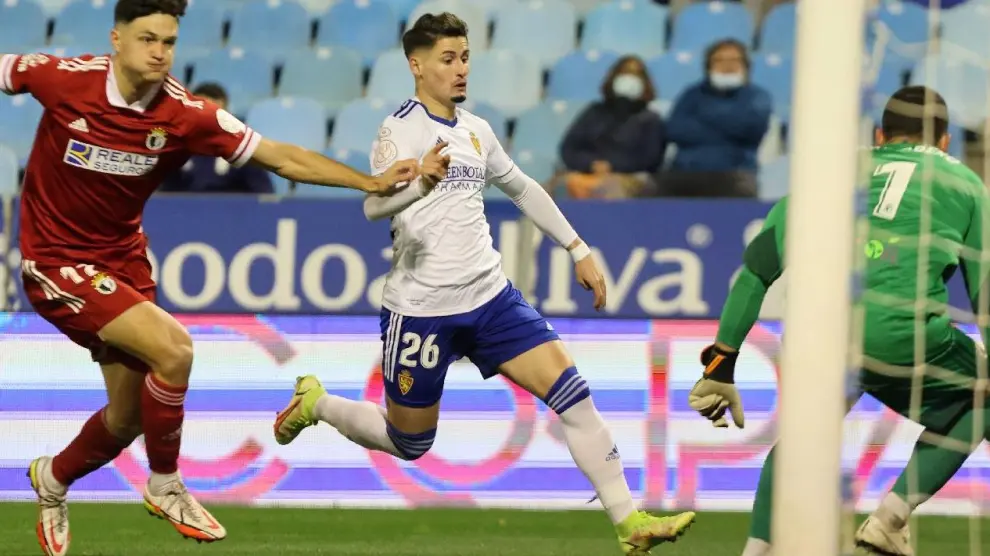 Sainz entra en el área en el Real Zaragoza-Burgos de Copa del Rey jugado en diciembre en La Romareda, que ganó el equipo aragonés por 2-0.