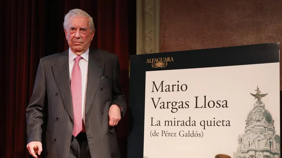 El escritor, político y periodista, Mario Vargas Llosa, posa durante la presentación de su libro `La mirada quieta (de Pérez Galdós)', en el Ateneo de Madrid