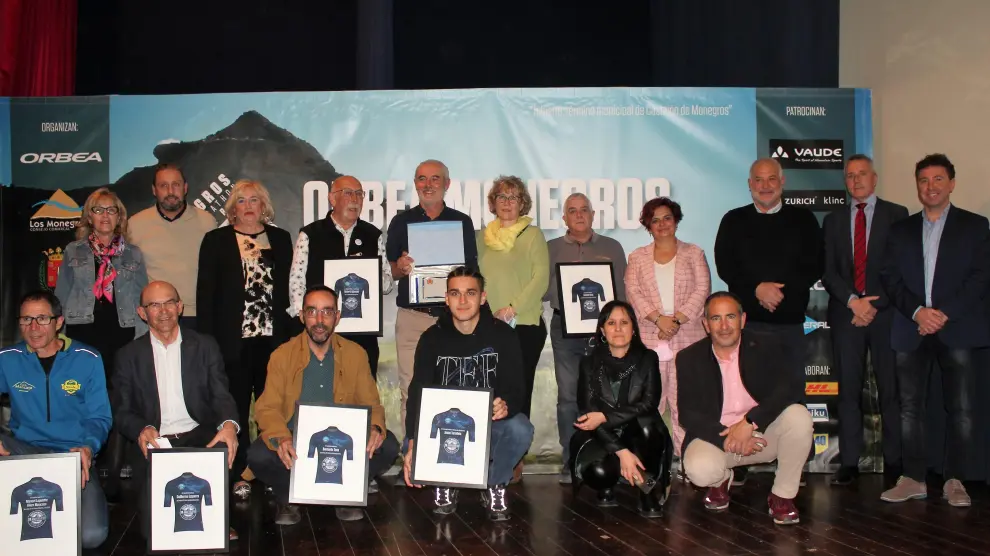 Imagen de grupo de los homenajeados este viernes en el cine teatro El Molino de Sariñena.
