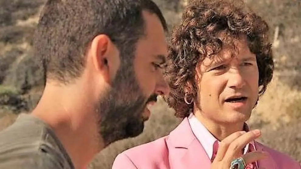 Alexis Morante conversa con Bunburyh durante la filmación del videoclip 'Llévame', en 2012. El tema es del disco 'Licenciado Cantinas'.