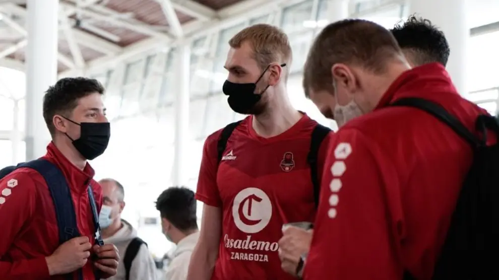 Los jugadores del Casademont, tomando el vuelo hacia Sevilla.