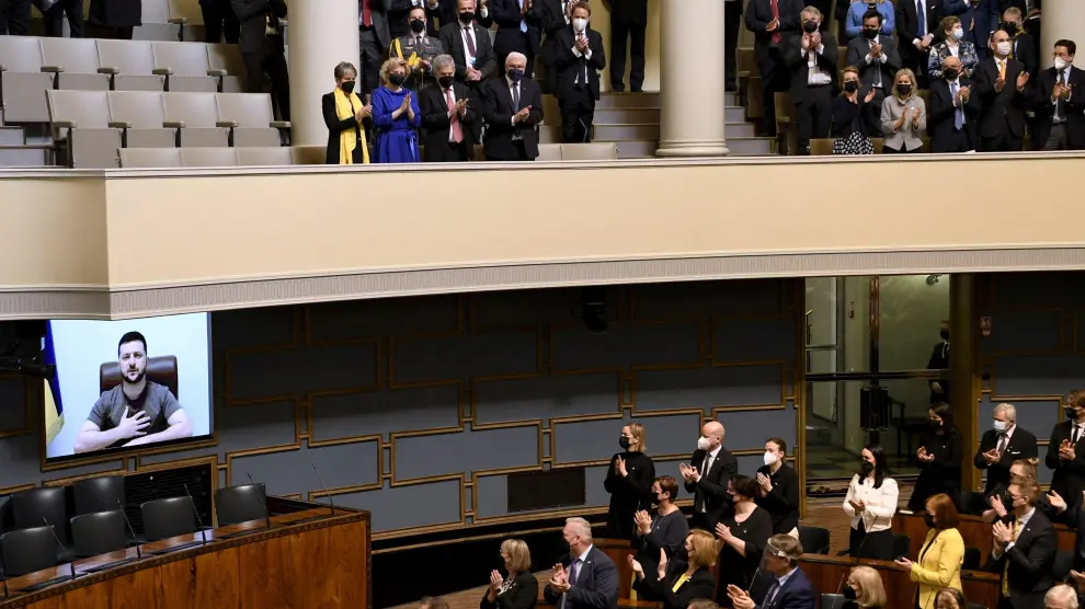 Intervenión de Zelenski, este viernes en el Parlamento de Finlandia.