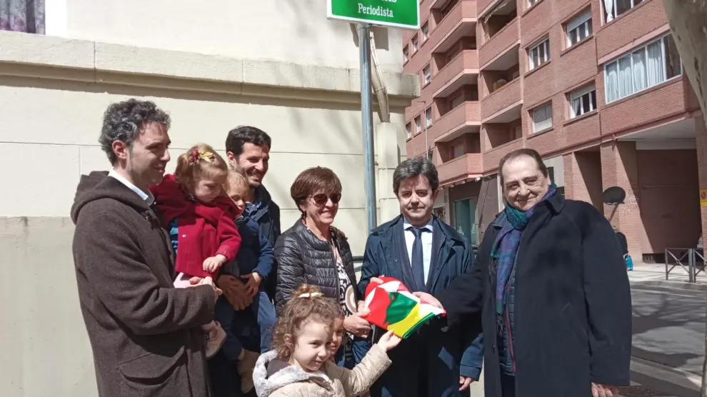 La familia de Antonio Angulo con el alcalde de Huesca, Luis Felipe, y el exalcalde Luis Acín, tras descubrir la placa de la calle que lleva su nombre.