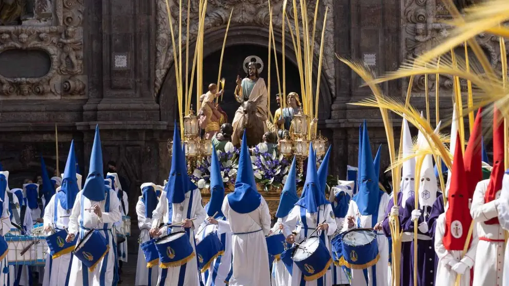 La salida de la procesión de las Palmas, a las puertas de Santa Isabel.