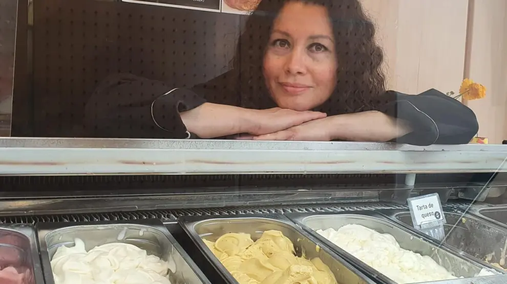 Yadira Monreal, en la heladería y churrería La Michoacana, en Cuarte de Huerva