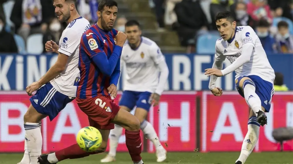 Un lance del juego en el partido entre el Real Zaragoza y el Eibar de la primera vuelta, que ganaron los aragoneses 1-0 en La Romareda.