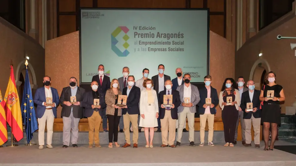 Ganadores, finalistas y autoridades en la IV edición del Premio al Emprendimiento Social y a la Empresa Social.