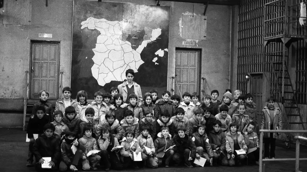 Grupo de alumnos de un colegio zaragozano en 1982
