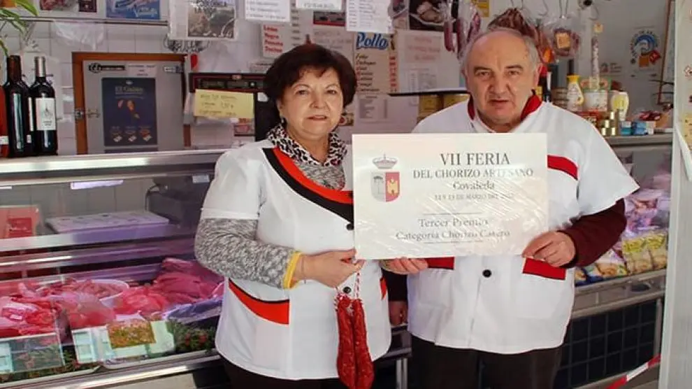 Elena Bruned y Primitivo Sagarra despachan el género en la carnicería.