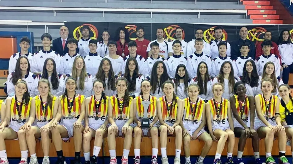 Imagen de las selecciones aragonesas con el equipo infantil -en primer plano-, medalla de plata