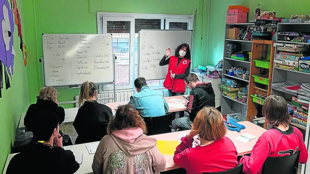 Arancha Bosque da una clase de español en las instalaciones de Cruz Roja Juventud en Zaragoza