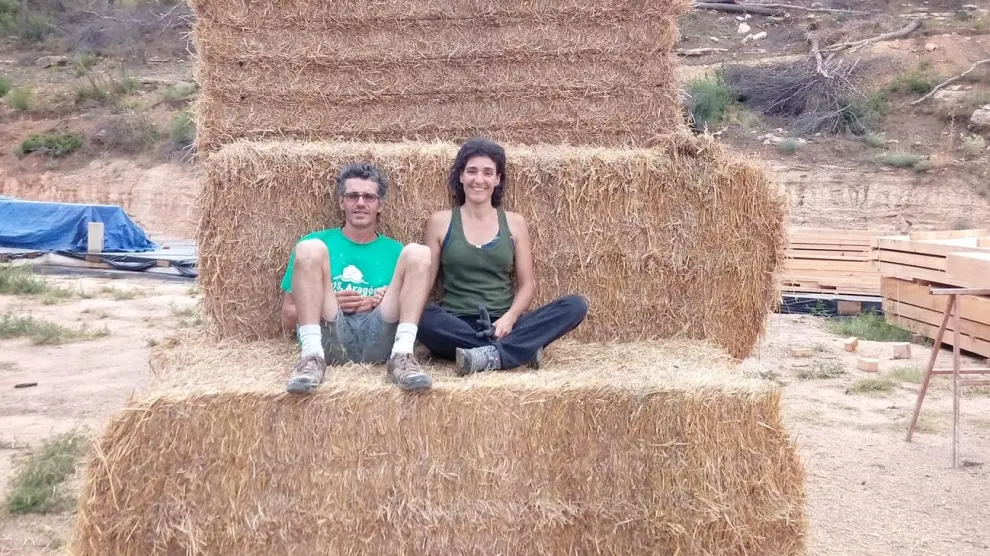 Xavi y Marta llegaron a Arens de Lledó en 2011 para construir su casa de paja