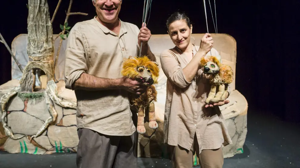 Paco y Marta Paricio posan con las marionetas de Lozovsky.