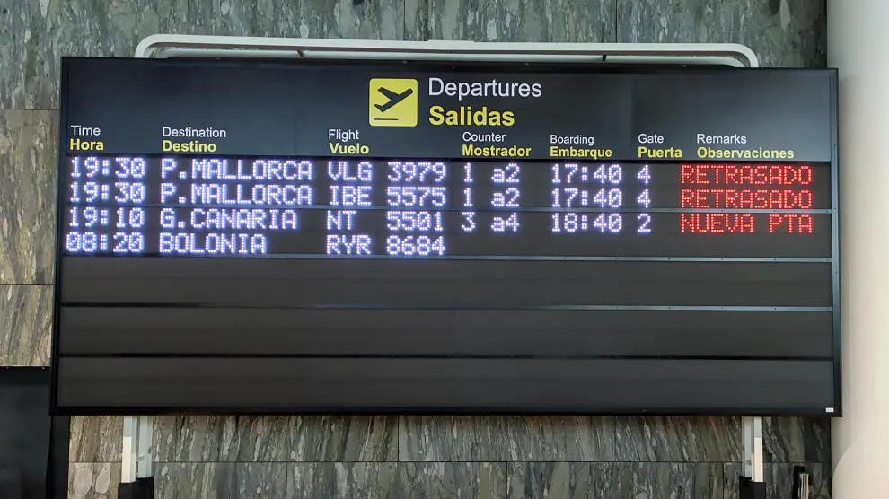 Cartel en el Aeropuerto de Zaragoza que indicaba que el vuelo a Palma de Mallorca se retrasaba.