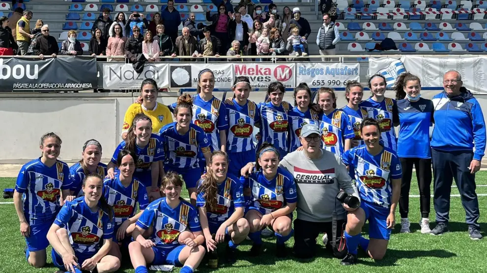 Las jugadoras del Ejea femenino celebran el ascenso a Primera Nacional.