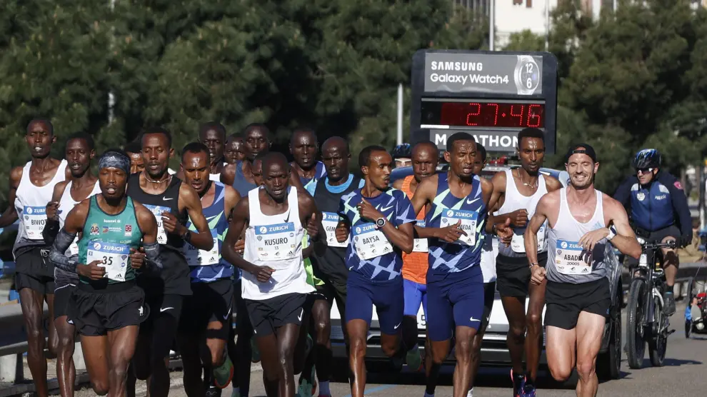Toni Abadía, a la derecha, junto a un grupo de atletas africanos en el medio maratón de Madrid.