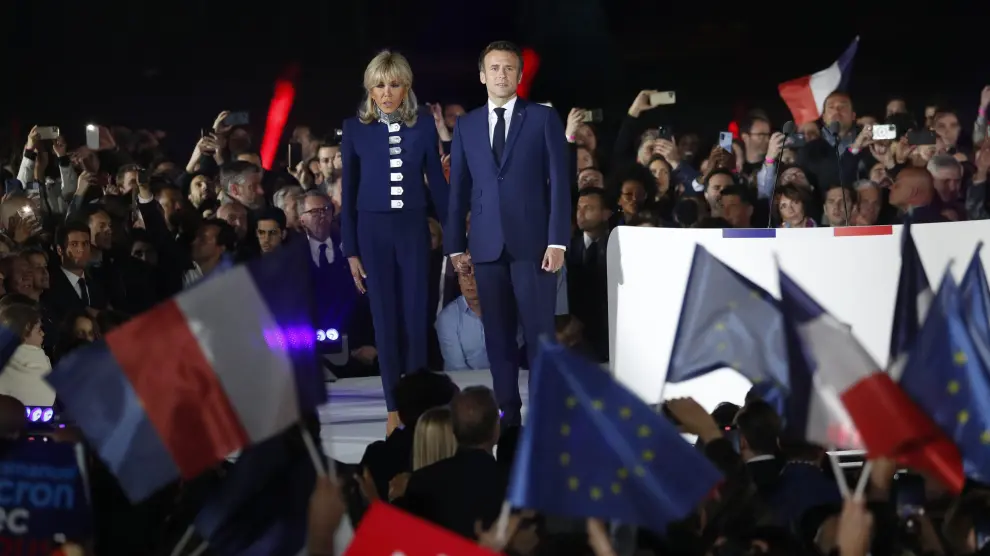 Emmanuel Macron y su esposa Brigitte Macron celebran la victoria electoral, el domingo por la noche junto a la Torre Eiffel.