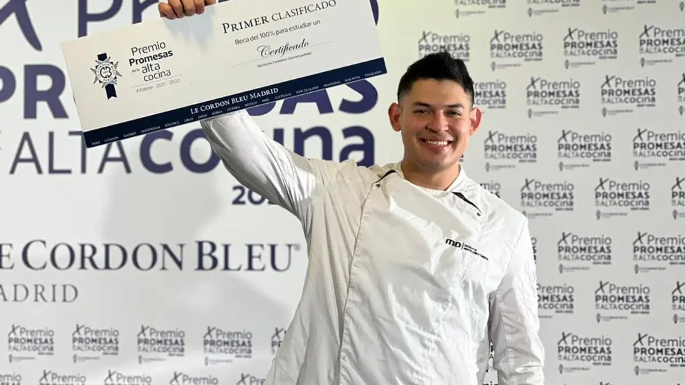 Ariel Munguía alza el certificado como ganador del Premio Promesas de la alta cocina Cordon Bleu.