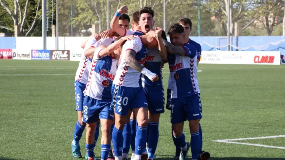 Los jugadores del CD Ebro celebran un gol en La Almozara.
