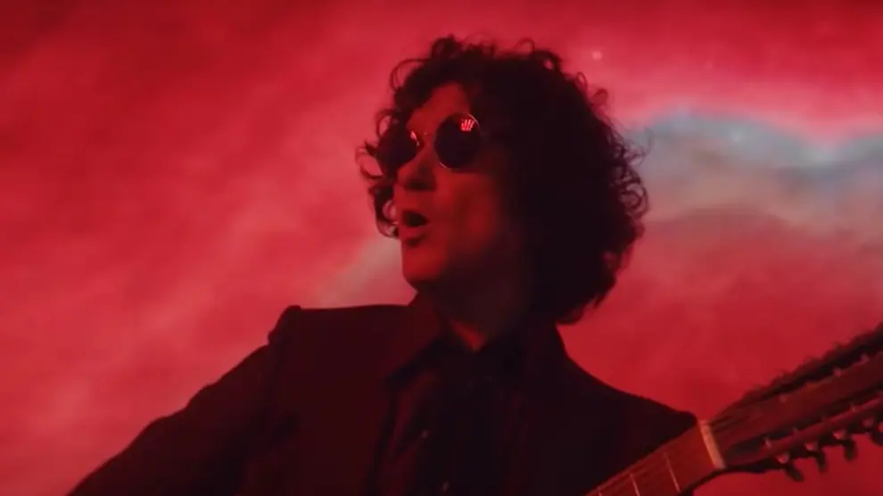 Una imagen del videoclip 'Esperando una señal', con Enrique Bunbury tocando la guitarra.