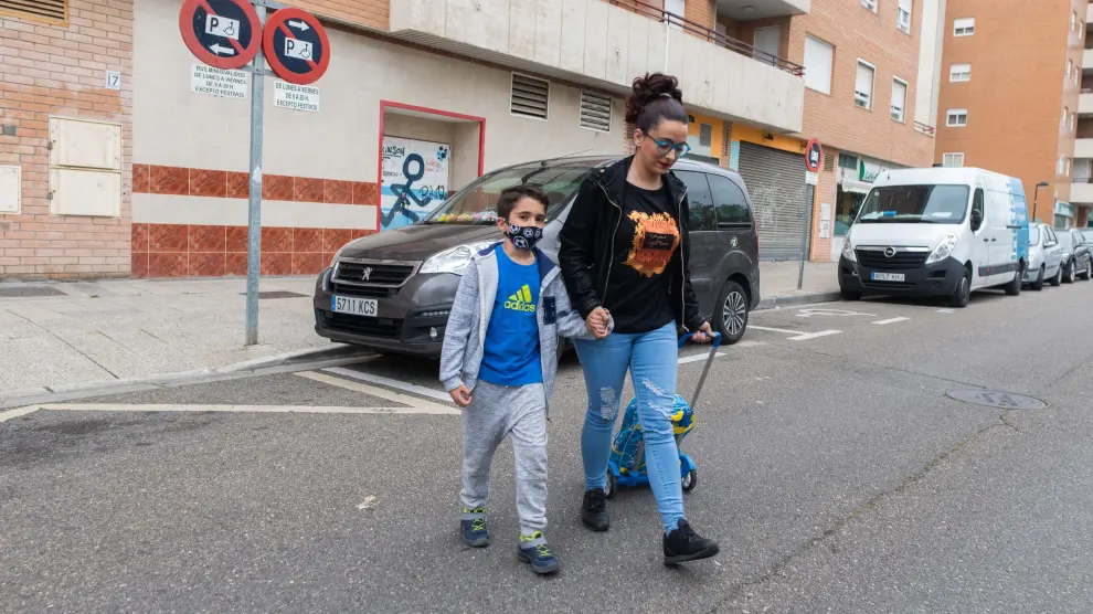 María Sánchez, junto a su hijo Izan, en una de las dos plazas reservadas para personas con movilidad reducida.