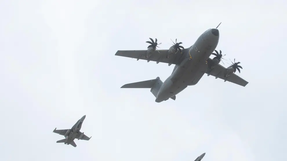 Un avión A400M de transporte rodeado por dos cazas F-18, en el desfile para el nuevo jefe de la Base de Zaragoza.