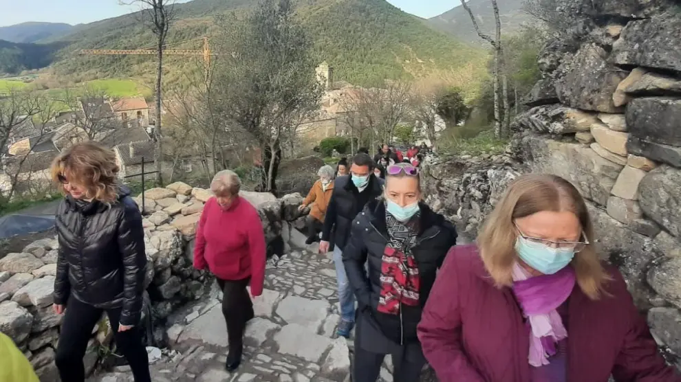 Turistas subiendo al castillo de Boltaña en Semana Santa.