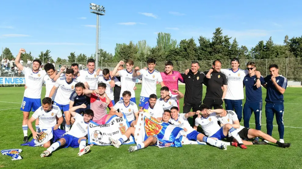 Los jugadores y cuerpo técnico del Aragón celebran el ascenso tras la victoria.