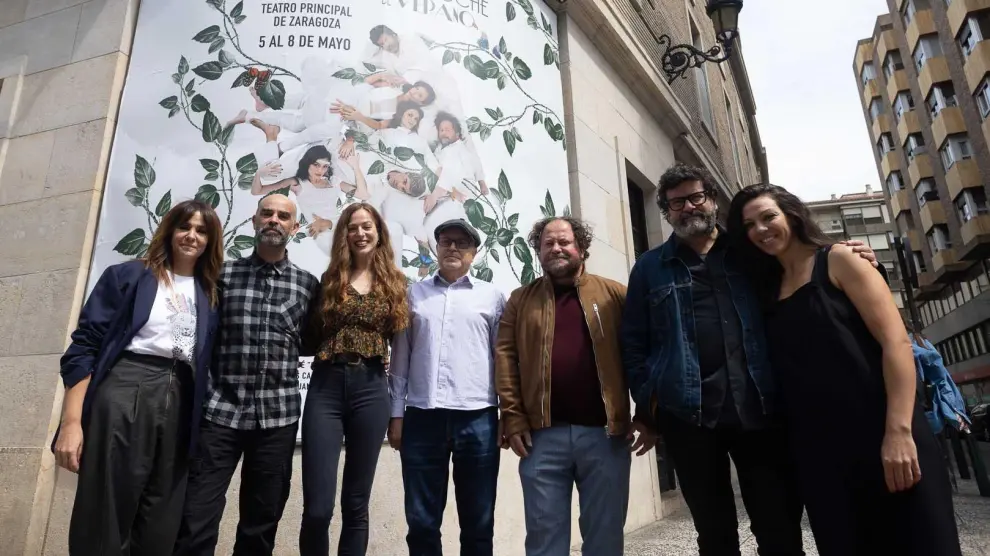 El elenco de la obra, con Melani Olivares la primera por la izquierda.
