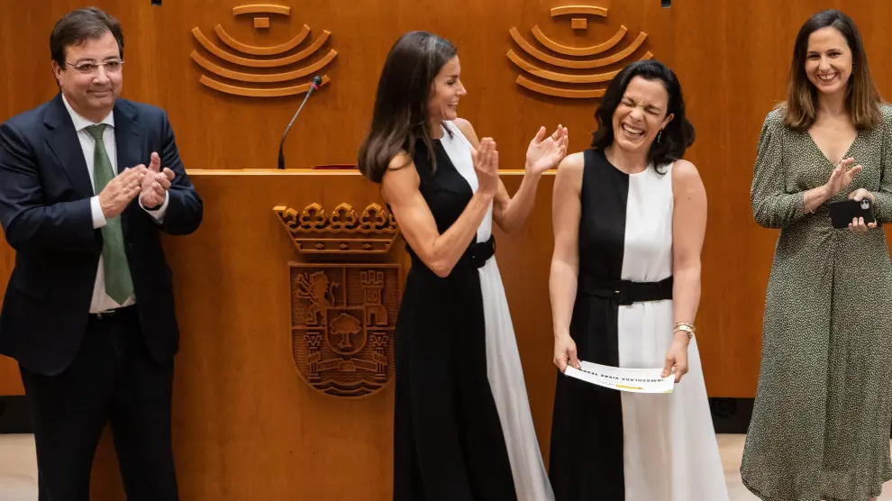 Doña Letizia e Inmaculada Vivas ríen durante la entrega del premio, ambas vestidas igual.