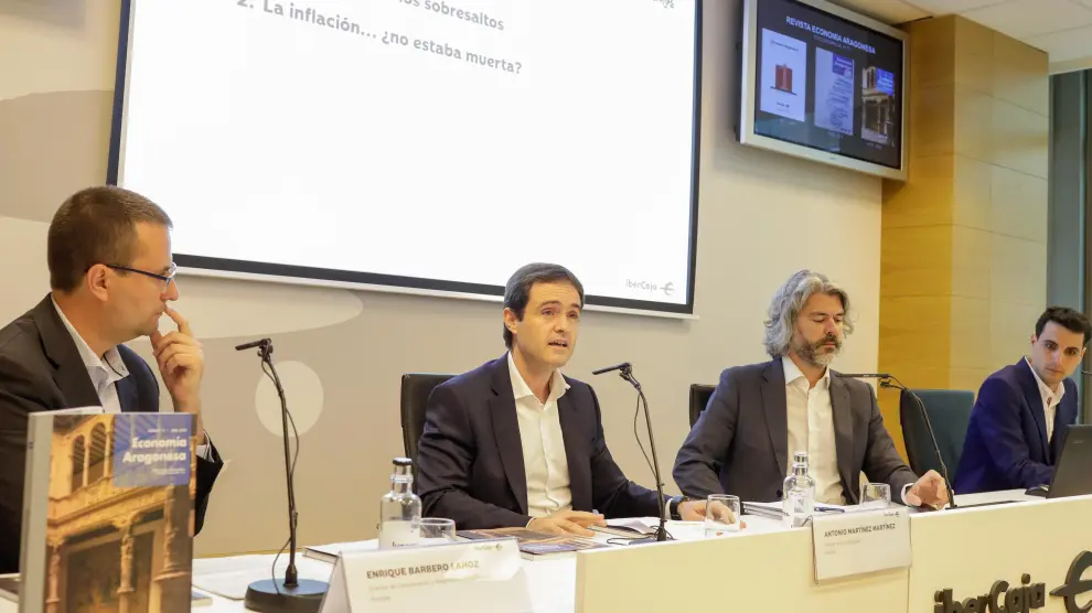 Enrique Barbero, Antonio Martínez, Santiago Martínez y Eduardo Sanz, en la presentación de la revista Economía Aragonesa.